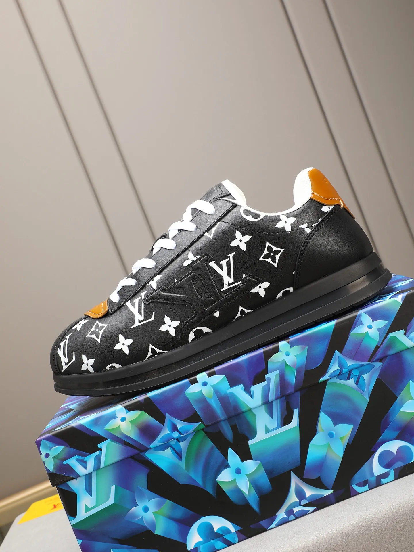 Men's Men's Shoes 💰500 LV Louis Vuitton L Jialu Brand Runner Tatic Series Thick-soled Casual Sports Shoes Running Shoes Original purchase, development, production This LV Runner Tatic sports shoe combines technical materials such as mesh fabric and ribbons to interpret the inspiration of traditional mountaineering shoes. LV letters are written on one side, the lariat buckle of the quick lacing system is embellished with Monogram flowers and Louis Vuitton logos, and the light and wear-resistant rubber outsole completes the whole. ▪️Fabric: Original imported cowhide + mesh ▪️Inner lining: Original customized breathable mesh ▪️Sole: Original open-molded anti-slip rubber combination material ▪️Size: Men's 40-44 (45 46 customized)